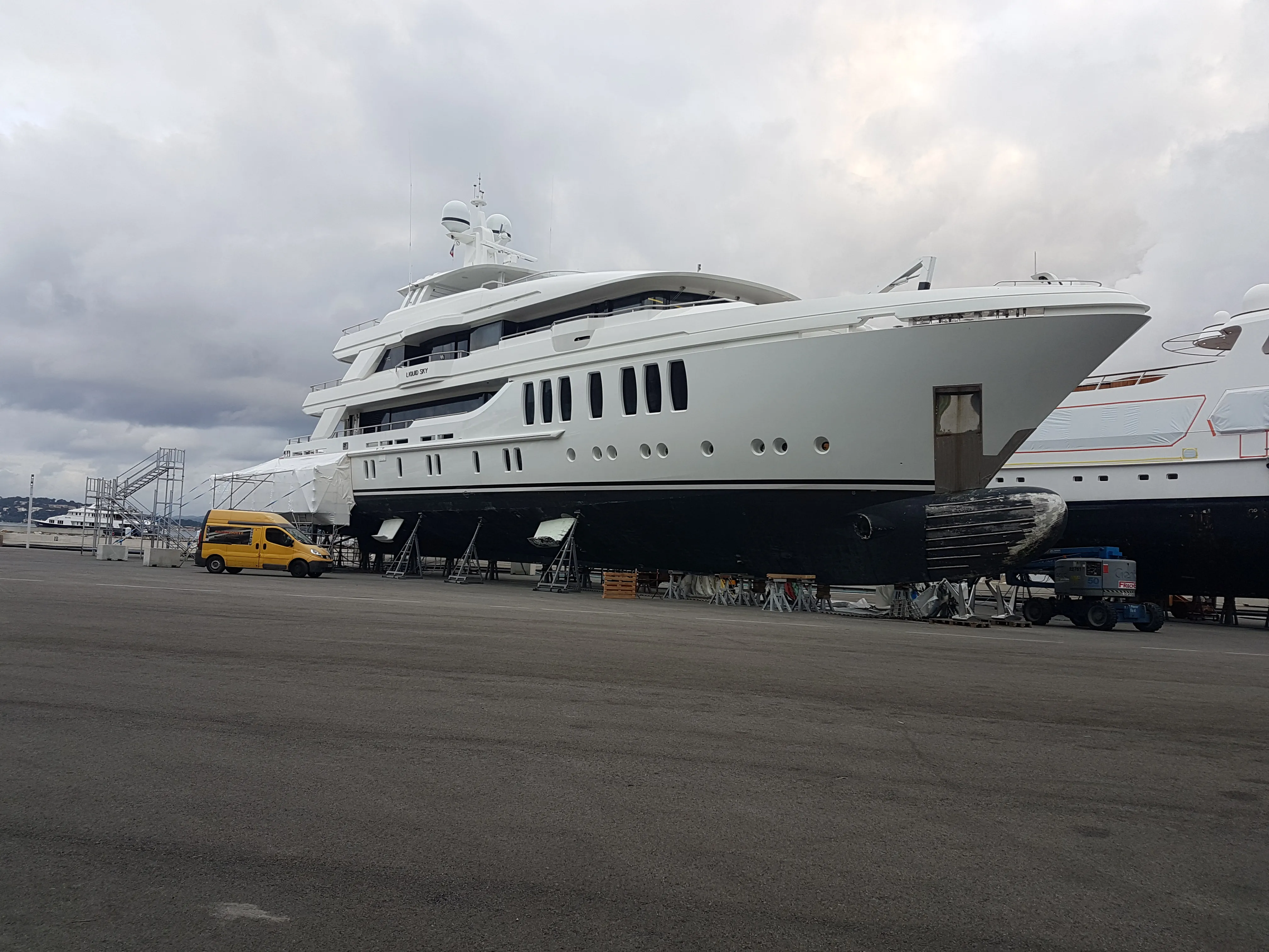 Pose équipements coque Motor Yacht